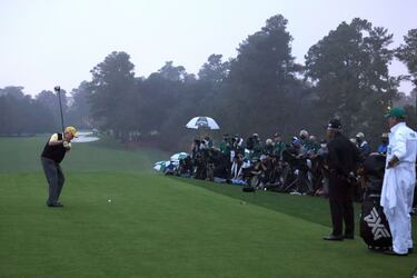 El Masters de Augusta arrancó al final el día 12, siete meses después de lo previsto, en el Augusta National de Georgia (EE UU). Dos leyendas, el estadounidense Jack Nicklaus (ejecutando el swing) y el sudafricano Gary Player (de negro, como siempre) dieron el pistoletazo de salida, antes de que la lluvia interrumpiera el juego durante horas.