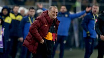 Fatih Terim durante un partido de Galatasaray.