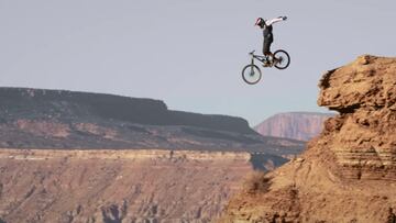 Kyle Strait saltando con su bici de MTB sin manos por un cortado del desierto de Utah (Estados Unidos) en donde se disputa el Red Bull Rampage, durante el mes de octubre del 2020.