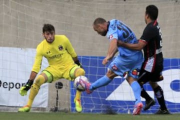 Martín Gómez anota ante Paulo Garcés para Iquique.