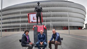 Urtubi, Sarabia y Goikoetxea, en San Mamés junto a la estatua de Iribar