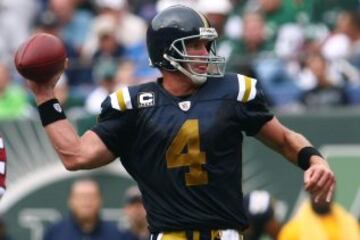 En 2008, la portada del Madden fue un Brett Favre que se cre赤a que se iba a retirar, por la que la primera edici車n del juego fue con el uniforme de los Packers. Despu谷s firmar赤a con los Jets (y se actualizar赤a la portada), pero su temporada fue de todo menos gloriosa. A un mediocre rendimiento deportivo y algunas lesiones su unir赤a una acusaci車n por acoso sexual de dos empleadas del equipo.