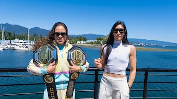 Amanda Nunes con sus cinturones e Irene Aldana.