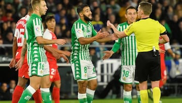 GRAFAND2472. SEVILLA, 10/11/2019.-Los jugadores del Real Betis Kefir protesta al colegiado, Hernández Hernández, junto a Loren (i) y Guardado (d), durante el partido de la treceava jornada de la liga Santander, disputado contra el Sevilla FC
