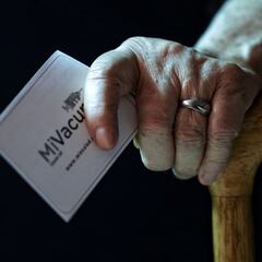 Denuncian venta de carnés de vacunación falsos en Bogotá