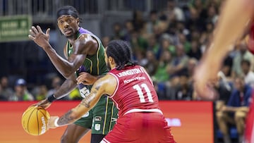 MÁLAGA, 01/11/2025.- El jugador del Unicaja Kendrick Perry (i) dirige el ataque de su equipo durante el partido de Liga Endesa que enfrenta al Unicaja Málaga y Girona Basquet este sábado en el Palacio de los Deportes José María Martín Carpena. EFE/Álvaro Cabrera