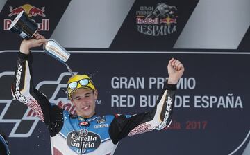 Alex Márquez celebra la victoria conseguida en el Gran Premio de España.
