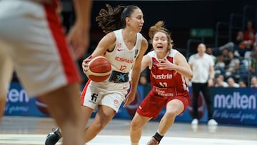 La escolta de la selección de española, Maite Cazorla (i) ante la jugadora de la selección de Austria, Koizar, durante el segundo partido clasificatorio para el Eurobasket 2025 celebrado en el pabellón Santiago Martín de La Laguna (Tenerife).