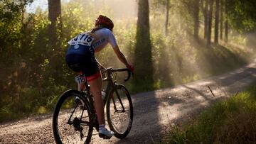 Imagen de una ciclista durante una competición de gravel.