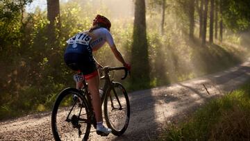 Imagen de una ciclista durante una competici&oacute;n de gravel.