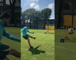 Henry Martín ya está practicando para emular el golazo de Raúl Jiménez con la Selección Mexicana