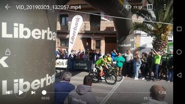 Imagen de la llegada en el Trofeo Olías del Rey, donde la bicicleta de Noel Martín cruza la línea de meta antes que la de Daniel Sánchez Cidoncha.