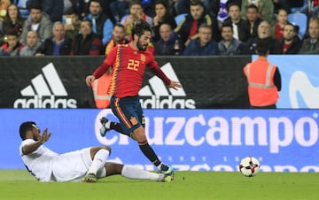 Waston le hizo una dura entrada a Isco.