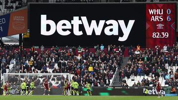 Players compete for the ball in the Arsenal goalmouth late in the game during the English Premier League football match between West Ham United and Arsenal at the London Stadium, in London on February 11, 2024. (Photo by Adrian DENNIS / AFP) / RESTRICTED TO EDITORIAL USE. No use with unauthorized audio, video, data, fixture lists, club/league logos or 'live' services. Online in-match use limited to 120 images. An additional 40 images may be used in extra time. No video emulation. Social media in-match use limited to 120 images. An additional 40 images may be used in extra time. No use in betting publications, games or single club/league/player publications. /