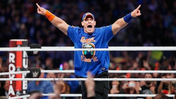 John Cena saluda al p&uacute;blico desde el ring de Royal Rumble antes de su combate.