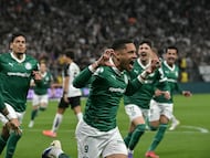 (FILES) Palmeiras' forward #09 Vitor Roque (C) celebrates with teammates after scoring a penalty goal during the Brasileirao Seria A football match between Corinthians and Palmeiras at the Neo Quimica Arena Stadium in Sao Paulo, Brazil, on August 31, 2025. Champion of the Brasileirao and the Copa Libertadores, Flamengo is the favourite in the 2026 Brazilian league season, which the red-and-black team kicks off on January 28, 2026 against Sao Paulo while trying to finalise the arrival of Lucas Paqueta from England's West Ham. (Photo by NELSON ALMEIDA / AFP)