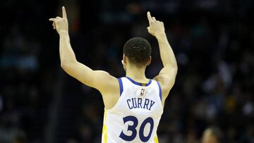 Curry celebra una canasta durante un encuentro