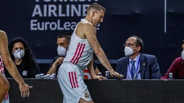 Jaycee Carroll sale cojeando de la cancha tras su lesión contra el Panathinaikos en la Euroliga.