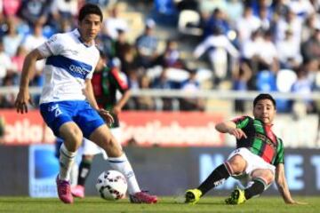 Fútbol, Universidad Católica v Palestino.
Décima fecha, campeonato de Apertura 2015.
El jugador de Palestino, Cesar Valenzuela, derecha, disputa el balón con Cristian Alvarez de Universidad Católica durante el partido de primera división en el estadio San