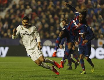 Imagen de la jugada del penalti del futbolista del Levante Doukouré al jugador del Real Madrid Casemiro pitado por Iglesias Villanueva tras consultar a los árbitros del VAR.