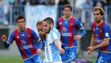 <b>ISCO EN ACCIÓN. </b>Isco trata de disparar ante la presencia de Farinós y Cabral.