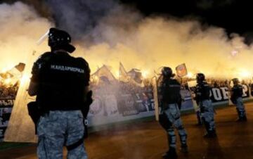 Serbian policemen in front of Partizan Belgrade fans during the Serbian SuperLiga soccer match between Partizan and Red Star in Belgrade, Serbia, 17 September 2016. Partizan won 1-0. (Belgrado) EFE/EPA/KOCA SULEJMANOVIC