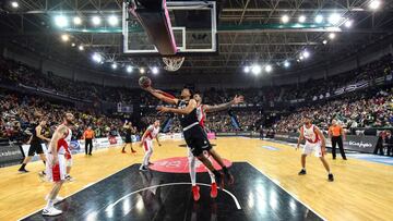 GRAF6466. BILBAO, 13/05/2018.- El ala estadounidense del RETAbet Bilbao Basket, Devin Thomas (c), trata de encestar durante el partido dela Liga Endesa correspondiente a la jornada 32 contra el Kirolbet Baskonia celebrado en el Arena Bilbao. RETAbet Bilba