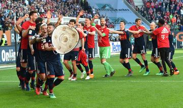 Los jugadores celebran la sexta Bundesliga consecutiva. 