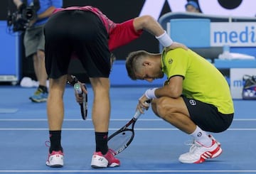 Stan Wawrinka pide perdón a Martin Klizan tras golpearle con una pelota.