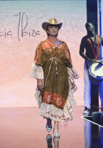 Segundo desfile de j車venes dise?adores espa?oles. Los colaboradores de S芍lvame desfilan con las propuestas 'Salvame Beach'.