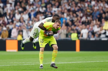 La 'particular' felicitación de Rudiger a Lunin tras que este diera una asistencia a Vinicius para el 3-0.