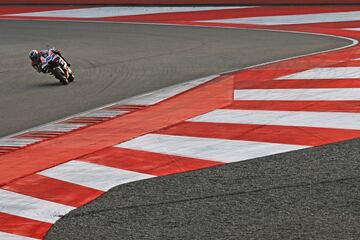 Jorge Martín lidera en solitario la carrera al esprint del GP de India en el Circuito Internacional Buddh a las afueras de Nueva Delhi.