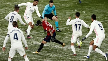 GRAF8347. PAMPLONA, 09/01/2021.- El lateral del Real Madrid Lucas V&aacute;zquez (2-d) juega un bal&oacute;n ante Rub&eacute;n Garc&iacute;a (c), de Osasuna, durante el partido de Liga en Primera Divisi&oacute;n que disputan esta noche en el estadio de El