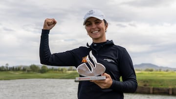 Mar¨ªa Herr¨¢ez con el trofeo.