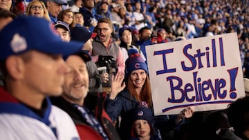 Esta aficionada de los Chicago Cubs cree en las posibilidades de su equipos en las Series Mundiales.