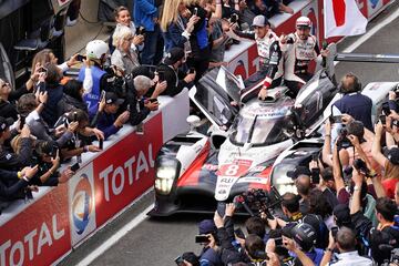 Los pilotos de Toyota Gazoo Racing TS050 Hybrid, Sebastien Buemi, Fernando Alonso y Kazuki Nakajima celebran la victoria.