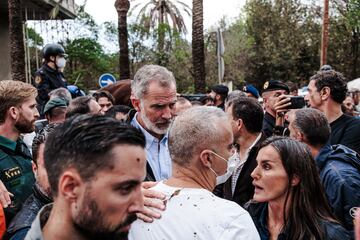 El Rey Felipe VI y la Reina Letizia durante su visita a una zona afectada en Paiporta, Valencia.