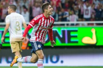 Mundialista en Brasil 2014 y Campeón de Copa MX. También fue tentado por la selección de los Estados Unidos, pero siempre se inclinó por la mexicana.