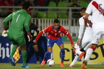 Alexis Sánchez fue un problema sin solución para la defensa peruana.