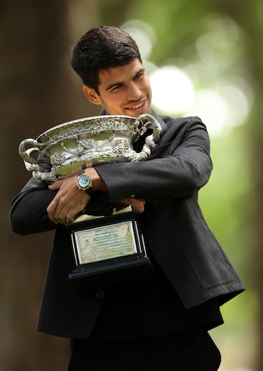 El español Carlos Alcaraz posa con el trofeo de la Norman Brookes Challenge Cup en el Royal Exhibition Building.