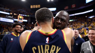 Stephen Curry abraza a Draymond Green después de la victoria de los Warriors en el cuarto partido.