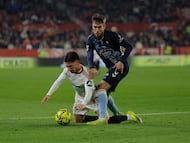 José Ángel Carmona cae ante Óscar Mingueza durante el partido entre el Sevilla y el Celta disputado en el Sánchez Pizjuán.