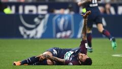 Daniel Alves en el momento de su lesi&oacute;n en la final de la Copa de Francia.