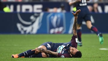 Daniel Alves en el momento de su lesión en la final de la Copa de Francia.