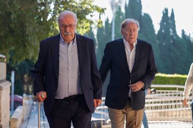 Vicente del Bosque y Toni Grande en el tanatorio de Valencia para despedir a José Manuel Ochotorena.