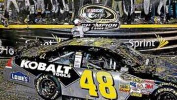 <b>FESTEJO. </b>Johnson celebra con su equipo y ante su Chevrolet el tercer título en la Nascar.