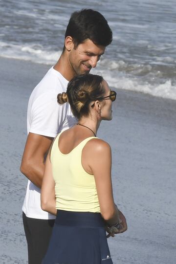El tenista serbio, ganador del ¨²ltimo Wimbledon, y su mujer Jelena ?okovi? disfrutan de unos d¨ªas de descanso en la Costa del Sol espa?ola.