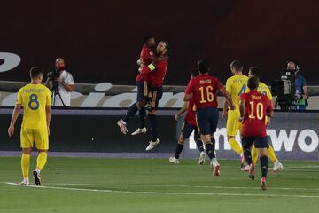 1-0. Sergio Ramos celebró el primer gol que marcó de penalti.