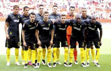 Once del Granada. De pie: Peñaranda, Ricardo Costa, Miguel Lopes, Biraghi, Andrés Fernández y El Arabi. Agachados: Isaac Cuenca, Rubén Pérez, Rochina, Babin y  Doucoure.
