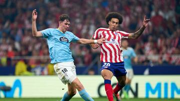 J?rgen Strand Larsen y Axel Witsel pugnan por el bal¨®n durante el partido entre el Celta y el Atl¨¦tico de Madrid disputado en el Metropolitano.